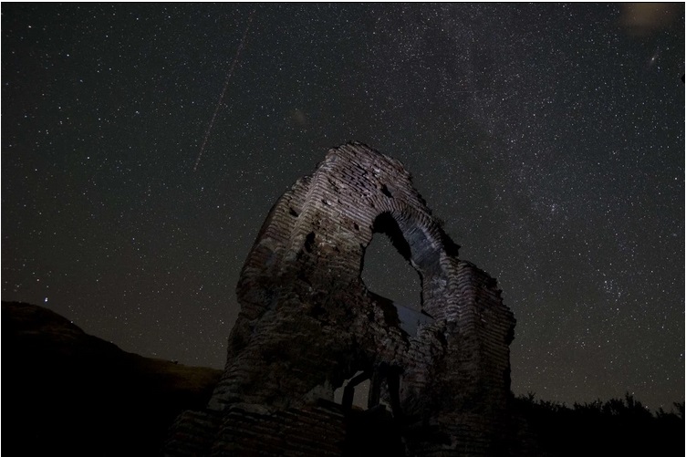 Mưa sao băng Perseids diễn ra ở khu di tích còn sót lại của nhà thời St. Ilia được xây dựng từ thế kỷ thứ 6 gần thị trấn Pirdop ơ Bulgaria. Mưa sao băng Perseids diễn ra vào tháng 8 hàng năm khi Trái Đất đi qua vùng quỹ đạo chứa những mảnh vụn của sao chổi 109P/Swift-Tuttle để lại Mưa sao băng Perseids diễn ra ở khu di tích còn sót lại của nhà thời St. Ilia được xây dựng từ thế kỷ thứ 6 gần thị trấn Pirdop ơ Bulgaria. Mưa sao băng Perseids diễn ra vào tháng 8 hàng năm khi Trái Đất đi qua vùng quỹ đạo chứa những mảnh vụn của sao chổi 109P/Swift-Tuttle để lại