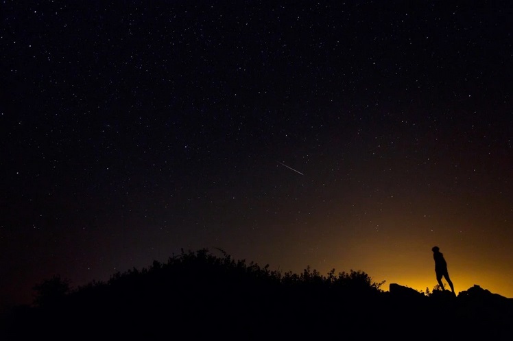 Một sao băng Perseids cùng dải ngân hà Milky Way chiếu sáng trên bầu trời đêm gần Villadiego, tỉnh Burgos, miền bắc Tây Ban Nha vào đêm qua 11/8 Một sao băng Perseids cùng dải ngân hà Milky Way chiếu sáng trên bầu trời đêm gần Villadiego, tỉnh Burgos, miền bắc Tây Ban Nha vào đêm qua 11/8