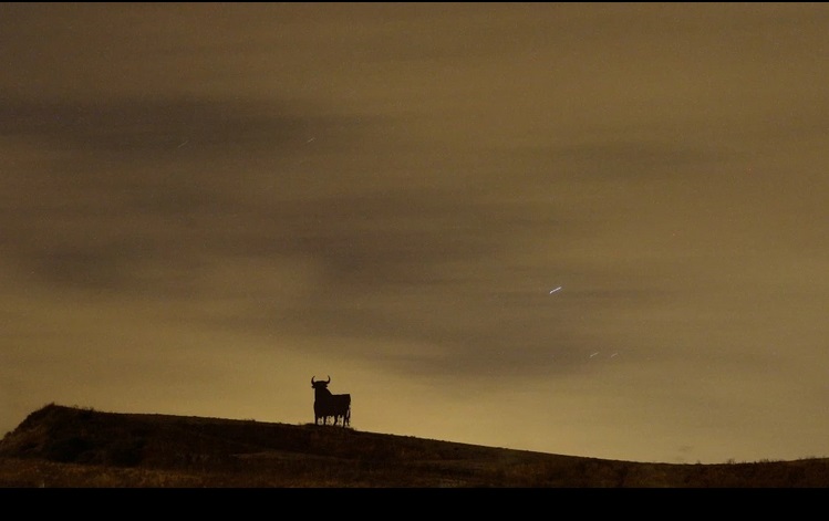 Một vệt sao băng Perseids cùng chú bò tót được ghi lại cách đây nhiều thập kỷ ở khu vực đường cao tốc ở Cordoba, Tây Ban Nha. Một số nhà Công giáo ví trận mưa sao băng Perseids với nước mắt của Thánh Lawrence, vì 10/8 là ngày tử vì đạo của vị Thánh này Một vệt sao băng Perseids cùng chú bò tót được ghi lại cách đây nhiều thập kỷ ở khu vực đường cao tốc ở Cordoba, Tây Ban Nha. Một số nhà Công giáo ví trận mưa sao băng Perseids với nước mắt của Thánh Lawrence, vì 10/8 là ngày tử vì đạo của vị Thánh này