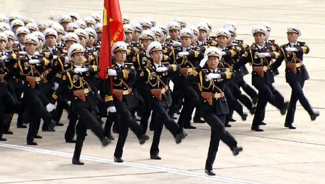 Hàng nghìn chiến sĩ diễu binh và hô vang khi tiến qua lễ đài, tạo nên không khí hùng tráng của ngày kỷ niệm 70 năm độc lập