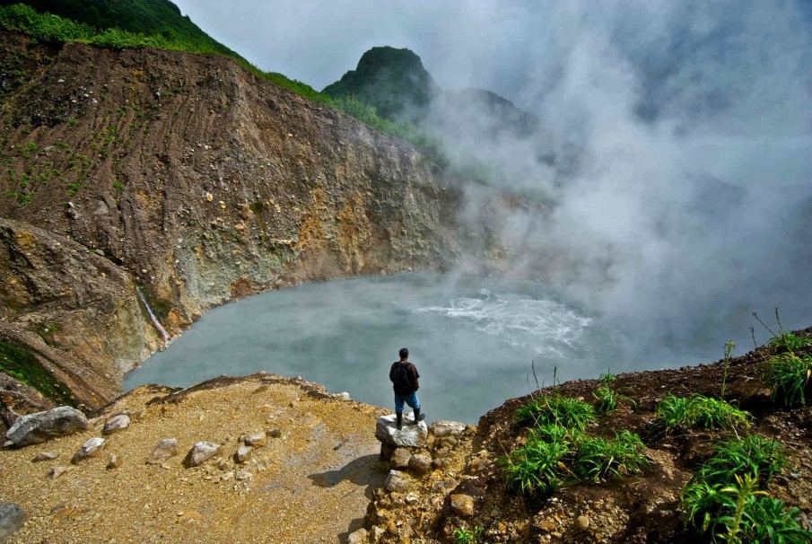 Muốn tới thưởng ngoạn nồi nước sôi khổng lồ bạn phải vượt qua 15 km những con suối lưu huỳnh, núi đá hiểm trở và thậm chí phải bơi qua các dòng nước chắn ngang. Tuy nhiên, bạn sẽ không hối tiếc vượt qua hành trình gian khổ ấy để được tận mắt chứng kiến sức nóng và sự nguy hiểm khi lại gần hồ Boilling.