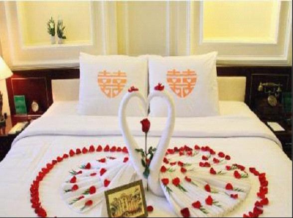 Những loại hoa c&oacute; gai l&agrave; vật cần ki&ecirc;ng kỵ khi k&ecirc; giường ngủ v&agrave; trang tr&iacute; cho ph&ograve;ng t&acirc;n h&ocirc;n