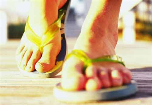 D&eacute;p xỏ ng&oacute;n dễ l&agrave;m xước da g&acirc;y nấm ch&acirc;n