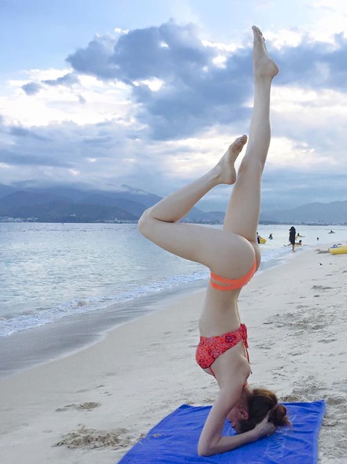 Hồ Ngọc H&agrave; đốt mắt dư luận với m&agrave;n trồng c&acirc;y chuối tr&ecirc;n b&atilde;i biển trong bộ bikini gợi cảm