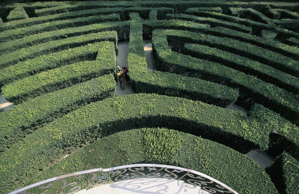 Mê cung ở Stra, Italy nằm trong vùng Villa Pisani, phía Bắc nước này. Nơi đây từng là nơi nghỉ dưỡng của những nhân vật nổi tiếng thế giới mọi thời đại như Napoleon, Hitler và Mussolini. Hàng rào mê cung ở đây được xây cao quá đầu với nhiều đường xoắn, đường cụt để đánh lừa người tham quan.