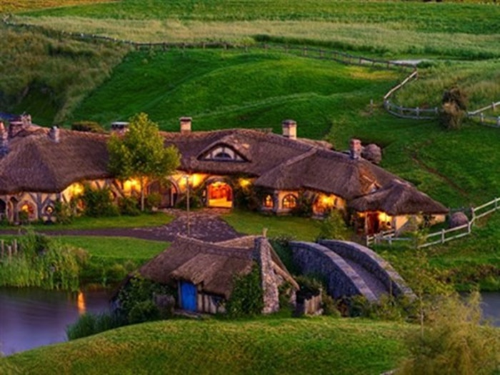 Những ngôi nhà của người Hobbit được dựng lên ở vùng quê của New Zealand để phục vụ việc quay bộ phim nổi tiếng Chúa tể của những chiếc nhẫn. Những ngôi nhà của người Hobbit được dựng lên ở vùng quê của New Zealand để phục vụ việc quay bộ phim nổi tiếng Chúa tể của những chiếc nhẫn.