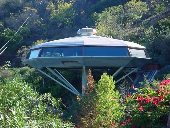 Chemosphere trong phim Body Double là căn nhà bát giác hiện đại lơ lửng như một chiếc đĩa bay giữa thung lũng San Fernando Chemosphere trong phim Body Double là căn nhà bát giác hiện đại lơ lửng như một chiếc đĩa bay giữa thung lũng San Fernando