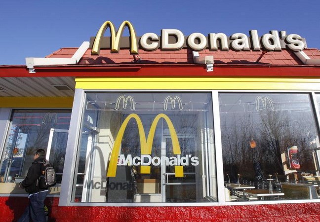 Đ&atilde; c&oacute; trường hợp trẻ ho ra những mảnh c&ograve;i đồ chơi được tặng từ McDonald&rsquo;s