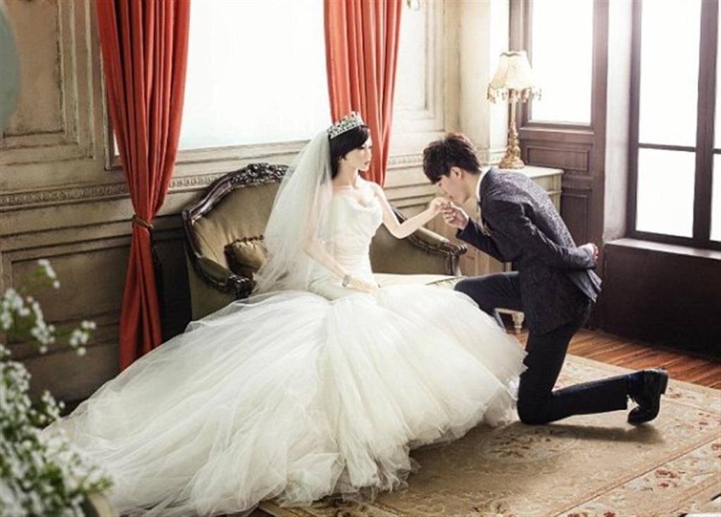 Năm ngoái ở Trung Quốc cũng có một anh chàng mắc bệnh ung thư giai đoạn cuối rất muốn kết hôn trước khi chết nhưng không muốn làm khổ ai nên đã quyết định... cưới búp bê tình dục.