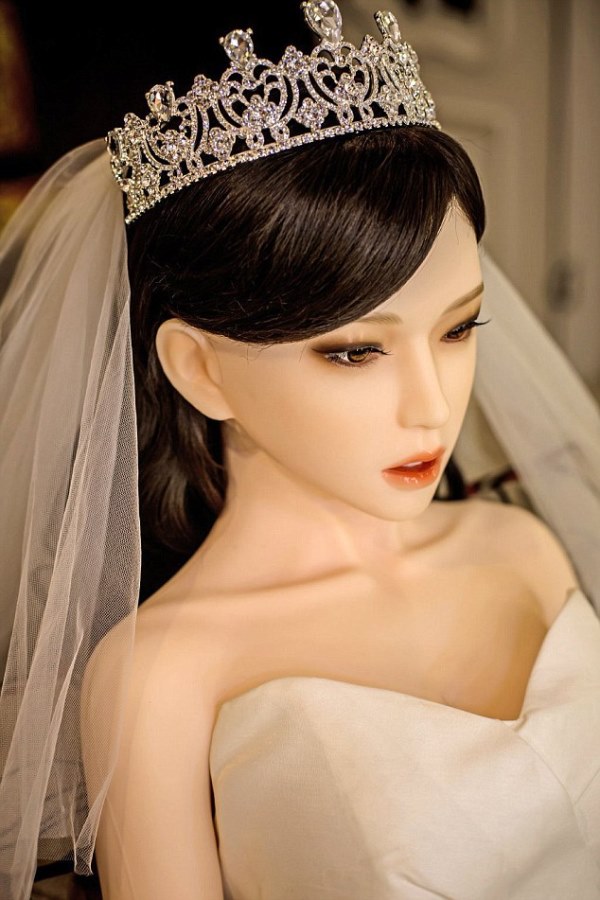 Không chỉ có vậy, mọi công tác chuẩn bị đều diễn ra như một lễ cưới thực sự. Trong bộ ảnh cưới, cô dâu còn được bới tóc, trang điểm khá cầu kì và được diện các bộ váy lộng lẫy khác nhau. 