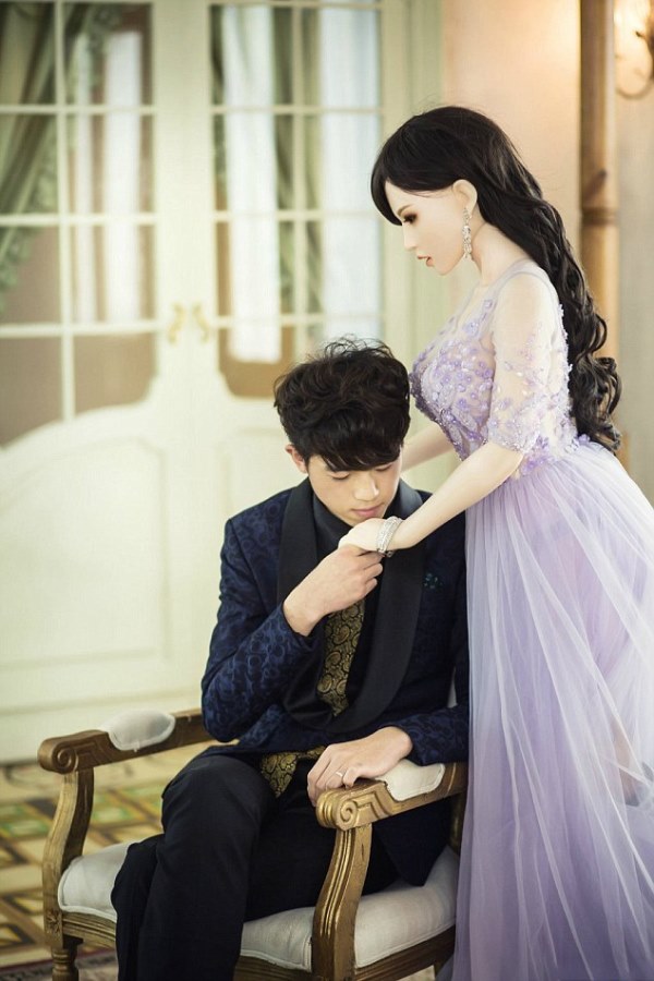 Bên cạnh đó, chú rể cũng thể hiện những cử chỉ rất tình cảm với ‘nửa kia’ của mình như nhẹ nhàng quỳ xuống cầm tay, ôm nàng từ phía sau trước khung cửa sổ đầy nắng hay trao nhau ánh nhìn đầy yêu thương...