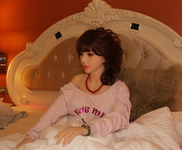 Búp bê tình dục cũng làm gái mại dâm: Hàng nghìn người sẵn sàng chi hàng trăm USD để sở hữu một ‘thiên thần búp bê’. Điều ngạc nhiên là họ cảm thấy cực kỳ thoải mái với chuyện này vì chúng không biết gian dối hay tỏ thái độ khó chịu. Tuy nhiên, ngày nay, thay vì bỏ ra chi phí mua một con búp bê tình dục như ý muốn với giá dao động khoảng 4.000 đến 6.000 USD (khoảng 88 đến 134 triệu đồng), họ tìm đến các nhà thổ búp bê tình dục để mong được trải nghiệm đúng ý bản thân và giá cả cũng dễ chịu hơn nhiều.