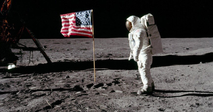 Apollo 11 đưa Neil Amstrong đặt ch&acirc;n l&ecirc;n Mặt Trăng l&agrave; th&agrave;nh tựu khoa học tuyệt vời của NASA