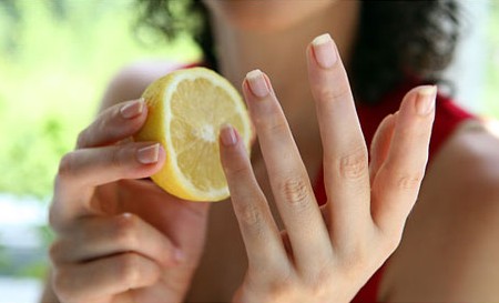 Xước măng r&ocirc; c&oacute; thể do cơ thể thiếu Vitamin C