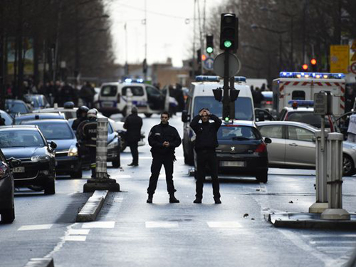 Cảnh s&aacute;t tuần tra tại khu vực ph&iacute;a bắc Paris sau vụ việc