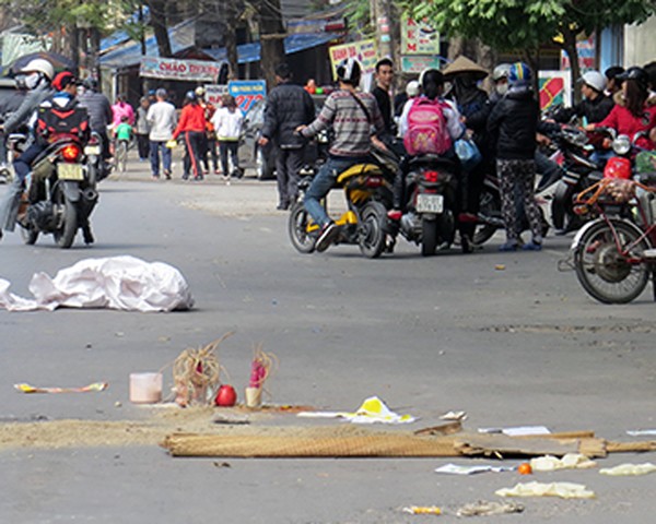 Hiện trường vụ tai nạn thảm khốc khiến thai phụ 7 th&aacute;ng tử vong 