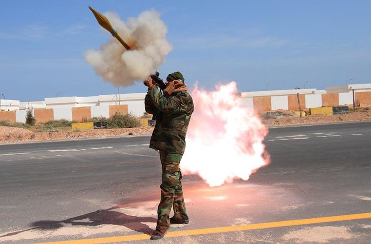Tuy nhiên, sẽ chính xác khi nói rằng RPG-7 là tiền thân trong việc phát triển vũ khí chống tăng xách tay và vác vai. Loại pháo hạng nhẹ này là thứ vũ khí rẻ tiền, được sử dụng phá boongke và phòng không (nó đã bắn hạ máy bay trực thăng Blackhawk của Mỹ ở Somalia). Đây là loại vũ khí đa năng của lính bộ binh.