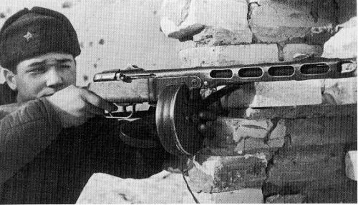 PPSh-41, viết tắt của Pistolet-Pulemyot Shpagina (khẩu súng lục máy của Shpagin) trong tiếng Nga, là khẩu tiểu liên có chốt liên thanh sử dụng đạn 7,62 x 25 mm mà bất kỳ người thợ nghiệp dư nào cũng có thể lắp ráp. Súng này có tốc độ bắn 900 viên mỗi phút và chỉ duy nhất tiểu liên Thompson khi ấy có tốc độ khai hỏa gần tương đương.