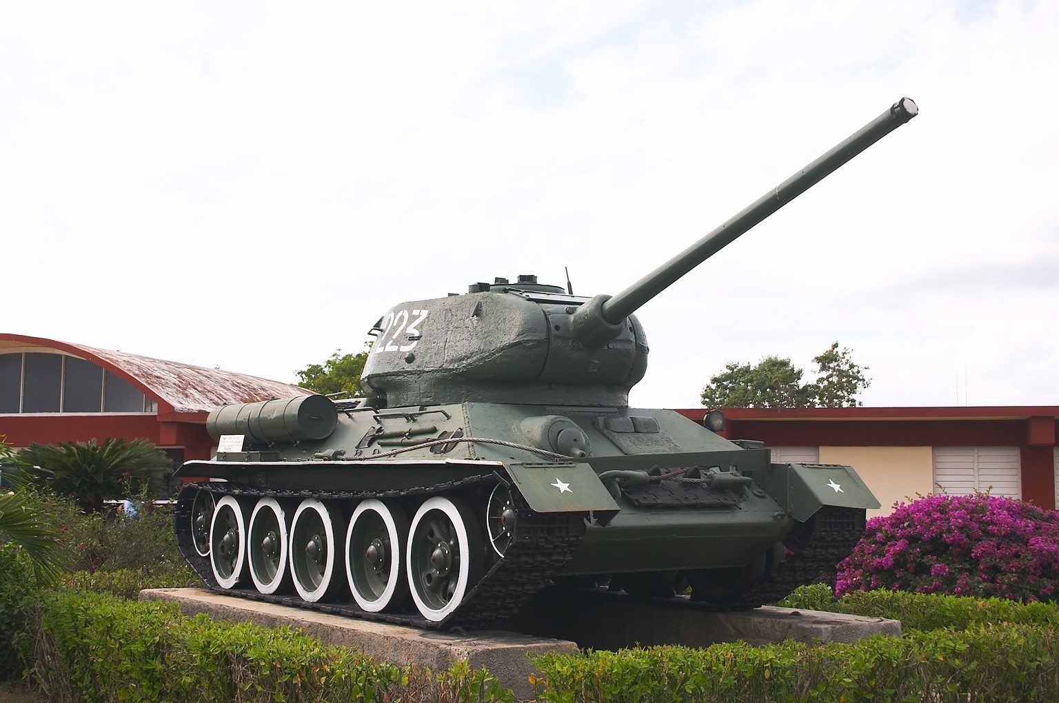 T-34 được cho là loại xe tăng tốt nhất trong Chiến tranh Thế giới thứ 2. Năm 1941, nó khiến cho lính Đức Quốc xã sợ hãi. Với khẩu pháo chính cỡ nòng 76,2 mm, vỏ thép được bố trí hình dạng vát nghiêng (tăng hiệu quả chống đạn pháo) và bánh xích rộng giúp cơ động qua địa hình phức tạp, T- 34 vượt trội về hỏa lực, tính cơ động so với bất kỳ loại xe tăng nào của Đức vào thời điểm đó.
