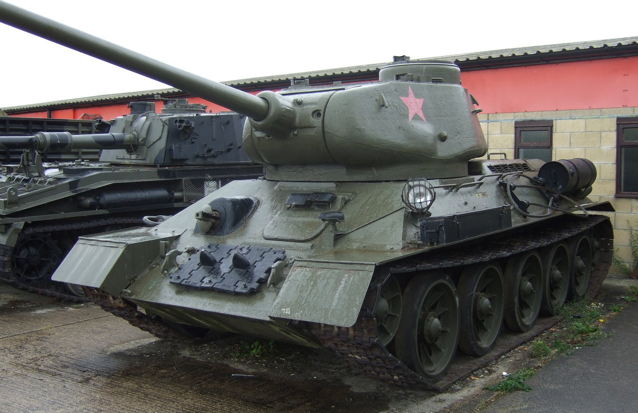 Một chiếc xe tăng T-34 có thể chịu đựng được 23 quả đạn pháo từ một khẩu súng chống tăng cỡ nòng 37mm, và chiếc xe tăng này vẫn có thể tiếp tục chiến đấu với mức thiệt hại không đáng kể. Giống như nỗi sợ hãi của quân đồng minh Anh và Mỹ khi phải đối mặt với xe tăng Tiger của Đức Quốc xã, bộ binh của Đức Quốc xã sẽ bỏ chạy khi đối mặt với T-34.  