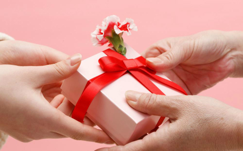 Việc tặng một m&oacute;n qu&agrave; m&agrave; gi&aacute; của n&oacute; được biết đến qu&aacute; rộng r&atilde;i cũng như l&agrave; việc chưa b&oacute;c m&aacute;c gi&aacute; đi vậy