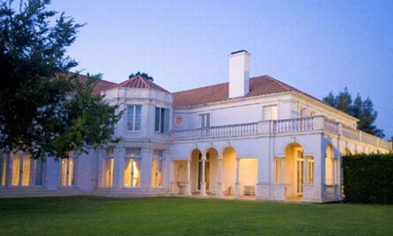 Nhà ma ám bởi diễn viên Mary Pickford trên đồi Beverly Hills . Người ta vẫn đồn rằng hồn ma của bà Pickford vẫn luẩn quất quanh tại đây, chờ đợi ông chồng Douglas Fairbanks quay trở lại.