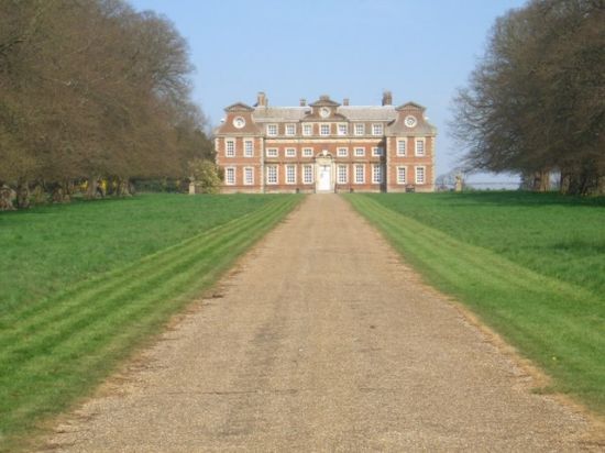 Lâu đài ma ám Raynham Hall, tại đây nhiếp ảnh gia Captain Provand và người phụ tá là Indre Shira chụp được bức ảnh ma nổi tiếng nhất mọi thời đại. Bức ảnh ghi lại được hình dáng của một bóng ma tại tầng trệt căn biệt thự Raynham Hall.