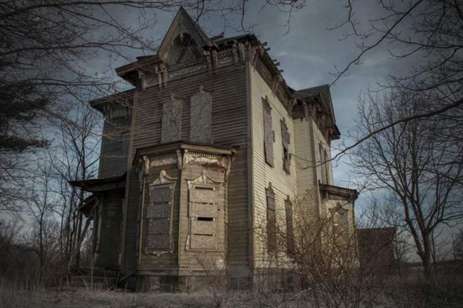Trong ảnh là Nova Haunted House, 