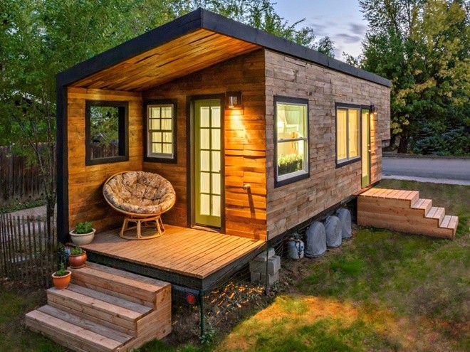 Ngụ trên một chiếc xe kéo phẳng, toàn bộ chi phí xây dựng ngôi nhà chỉ là 11.500 USD, trong đó thứ “ngốn tiền” nhất là chiếc bồn cầu ủ phân gần như không cần dùng nước trị giá 2.000 USD.