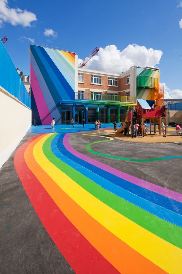 Trường mẫu giáo bảy sắc cầu vồng này có tên Ecole Maternelle Pajol, nằm ở thủ đô của nước Pháp hoa lệ. 