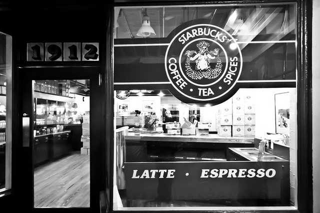 Một trong những cửa h&agrave;ng đầu ti&ecirc;n của Starbucks