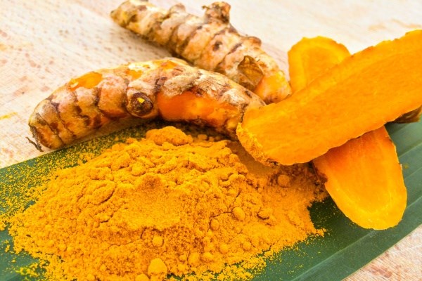 Bột nghệ tạo m&agrave;u v&agrave;ng tươi kh&ocirc;ng kh&oacute; kiếm