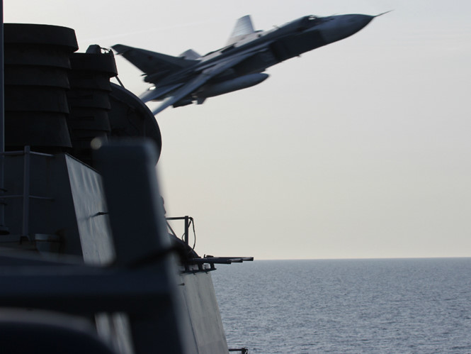 Máy bay Su-24 của Nga bay cách tàu khu trục USS Donald Cook chỉ khoảng 9m, theo quan chức Mỹ Máy bay Su-24 của Nga bay cách tàu khu trục USS Donald Cook chỉ khoảng 9m, theo quan chức Mỹ