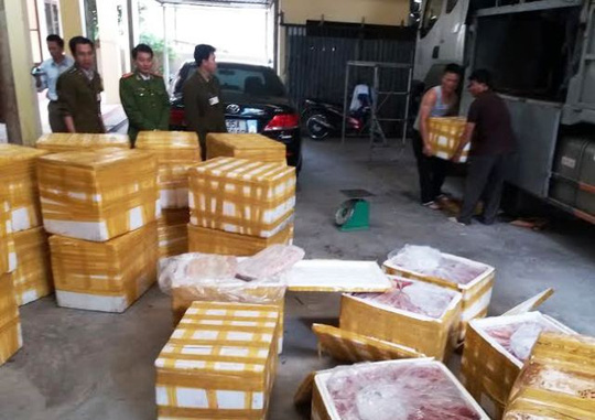 Cơ quan chức năng kiểm tra 2,5 tấn l&ograve;ng heo thối 