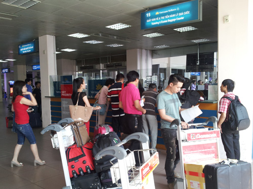 Hành khách đang làm thủ tục tại sân bay Cát Bi (Hải Phòng) Hành khách đang làm thủ tục tại sân bay Cát Bi (Hải Phòng)