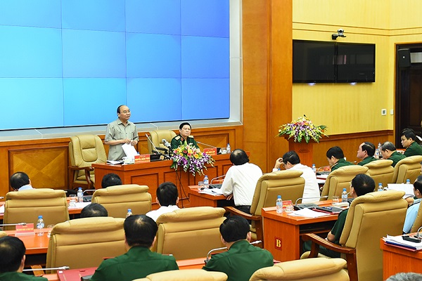 Thủ tướng ph&aacute;t biểu tại buổi l&agrave;m việc với Bộ Quốc Ph&ograve;ng 