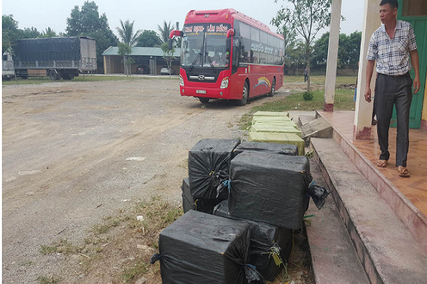 Bắt xe khách vận chuyển 1.100 kg nhộng tằm bốc mùi