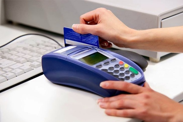 Vụ mất gần 700 triệu đồng khi quẹt thẻ: Lỗi thuộc về ai?