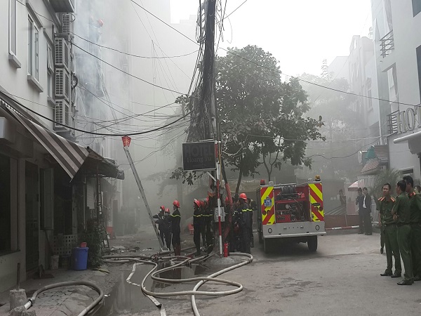 Cận cảnh hiện trường vụ ch&aacute;y lớn ở Trần Th&aacute;i T&ocirc;ng