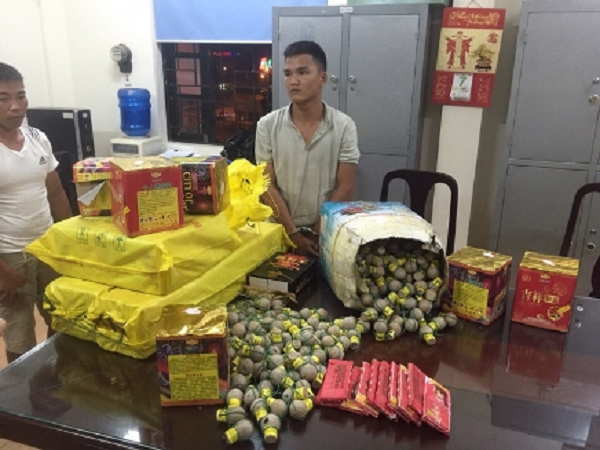 H&agrave;ng trăm quả ph&aacute;o h&igrave;nh lựu đạn bị thu giữ tr&ecirc;n đường về H&agrave; Nội
