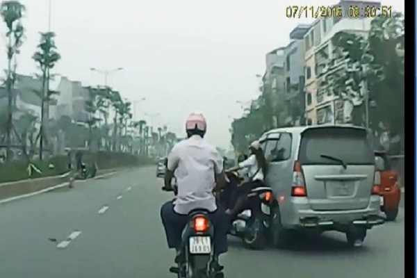 Xe Innova đ&acirc;m c&ocirc; g&aacute;i tr&ecirc;n đường rồi bỏ trốn xử l&yacute; thế n&agrave;o?