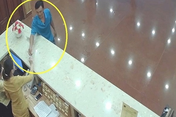 Kh&aacute;ch b&aacute;o mất 18 triệu đồng ở kh&aacute;ch sạn sau khi ra ngo&agrave;i 1 tiếng