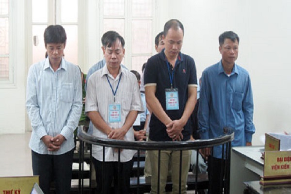 Nhiều 'quan' x&atilde;, huyện ở H&agrave; Nội l&atilde;nh &aacute;n t&ugrave; v&igrave; nhận hối lộ