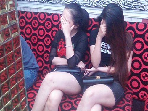 Bắt quả tang h&agrave;ng chục d&acirc;n chơi ph&ecirc; ma t&uacute;y trong nh&agrave; h&agrave;ng karaoke