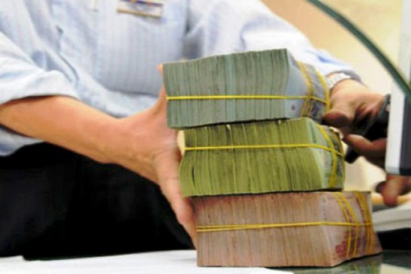 Tung tin đồn đổi tiền nhằm trục lợi từ biến động thị trường