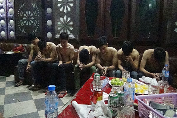 Đột k&iacute;ch qu&aacute;n bar, ph&aacute;t hiện 15 thanh ni&ecirc;n 'ph&ecirc;' ma t&uacute;y