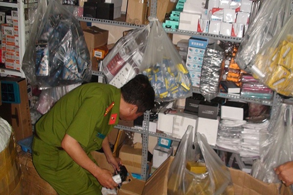 Triệt ph&aacute; đường d&acirc;y bu&ocirc;n lậu linh kiện điện tử 'khủng' tại TP HCM