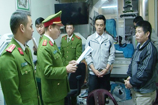 Nh&acirc;n vi&ecirc;n bệnh viện l&agrave;m giả h&agrave;ng trăm thẻ bảo hiểm y tế