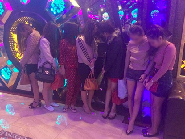 Bắt tiệc ma t&uacute;y của 18 'thiếu gia, tiểu thư' trong qu&aacute;n karaoke ở H&agrave; Tĩnh