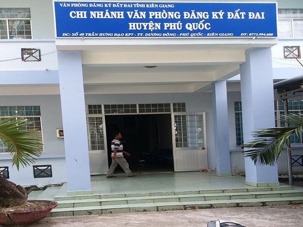 Thủ đoạn của nữ kế to&aacute;n thu khống tiền tỷ ph&iacute; l&agrave;m giấy tờ đất đai